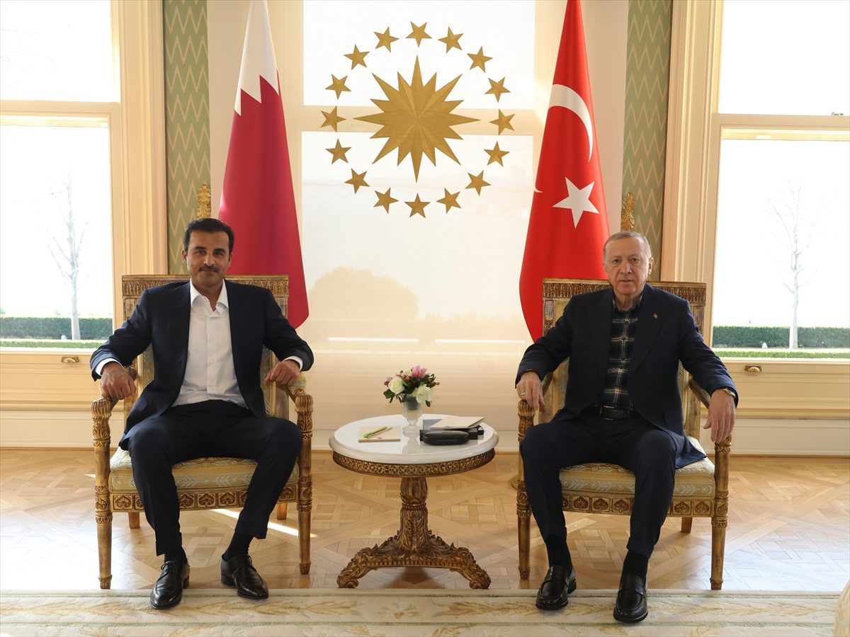أمير قطر يصل تركيا ويلتقي الرئيس أردوغان.. أول زعيم يزور البلاد بعد الزلزال