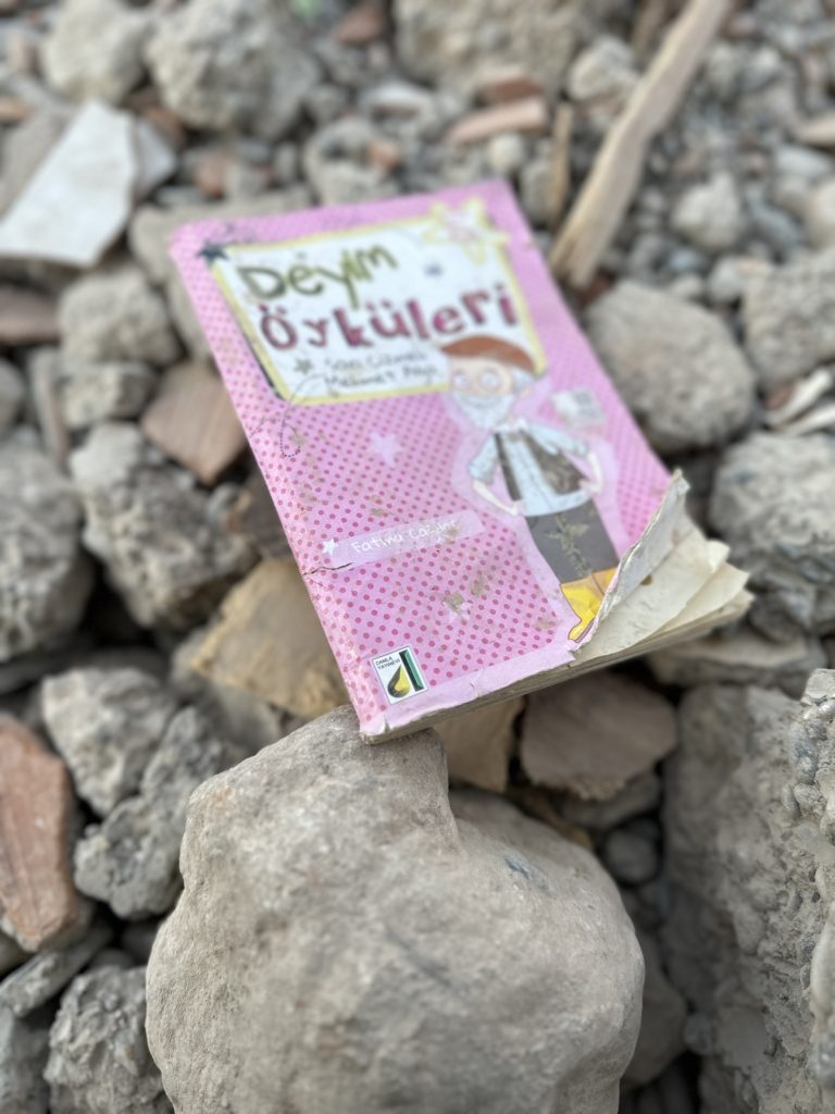 كتب أطفال وسط الأنقاض - عربي بوست