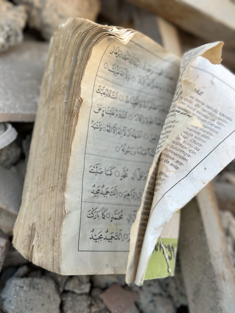 كتاب أدعية وسط أنقاض كهرمان مرعش - عربي بوست