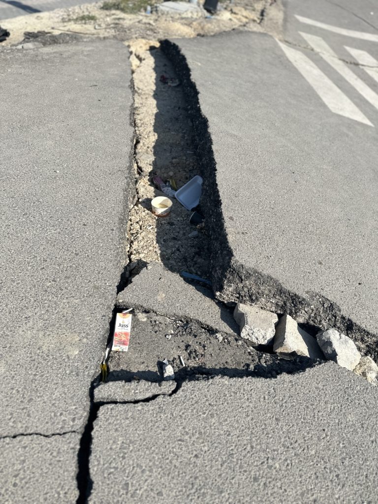 آثار الصدع على الطريق السريع - خاص عربي بوست