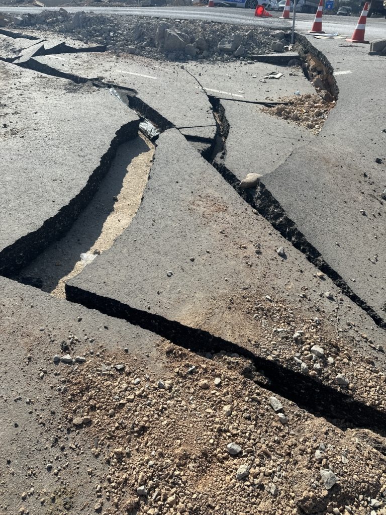 آثار الصدع على الطريق السريع - خاص عربي بوست