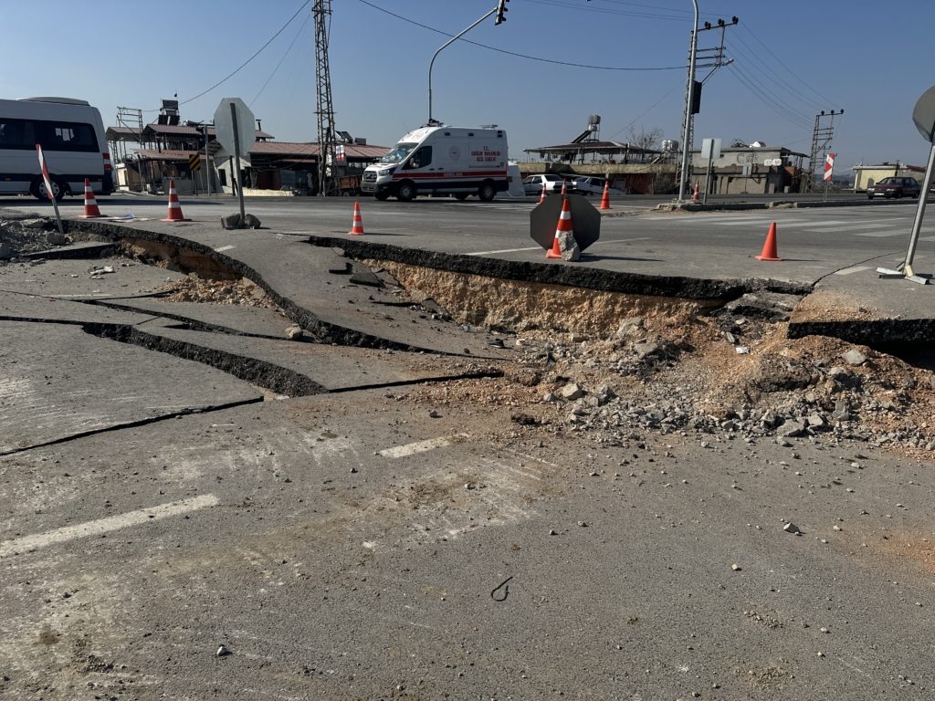 آثار الصدع على الطريق السريع - خاص عربي بوست