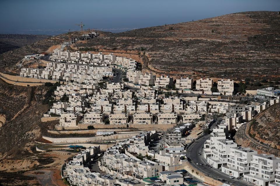 منظر عام يظهر بناء مستوطنة رمات جفعات زئيف الإسرائيلية في الضفة الغربية المحتلة/ رويترز