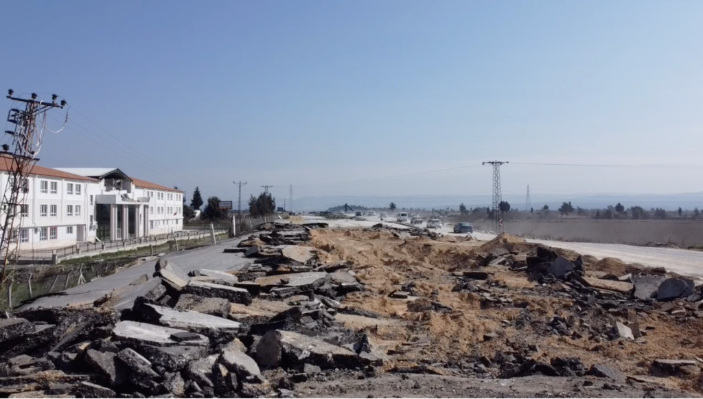 آثار الصدع على الطريق السريع - خاص عربي بوست