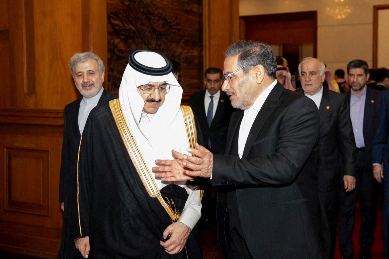 وزير الدولة ومستشار الأمن القومي السعودي مساعد العيبان والعميد البحري الإيراني علي شمخاني في بكين / رويترز