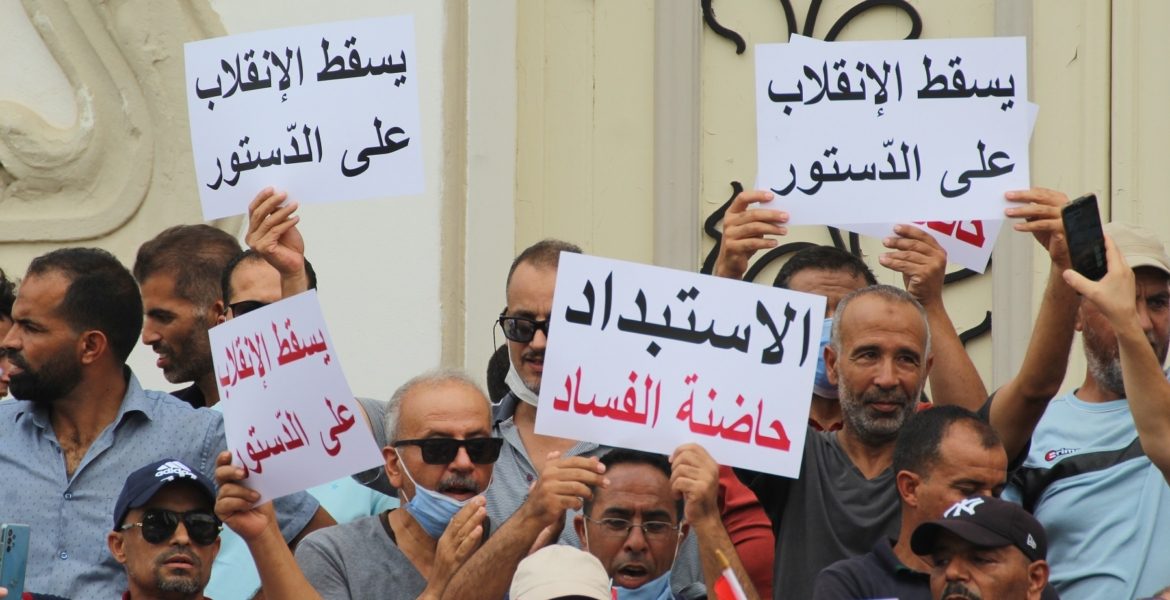 ميدل إيست آي: معارضو سعيّد المعتقلون بتونس يواجهون تهماً بالتواصل مع دبلوماسيين أجانب