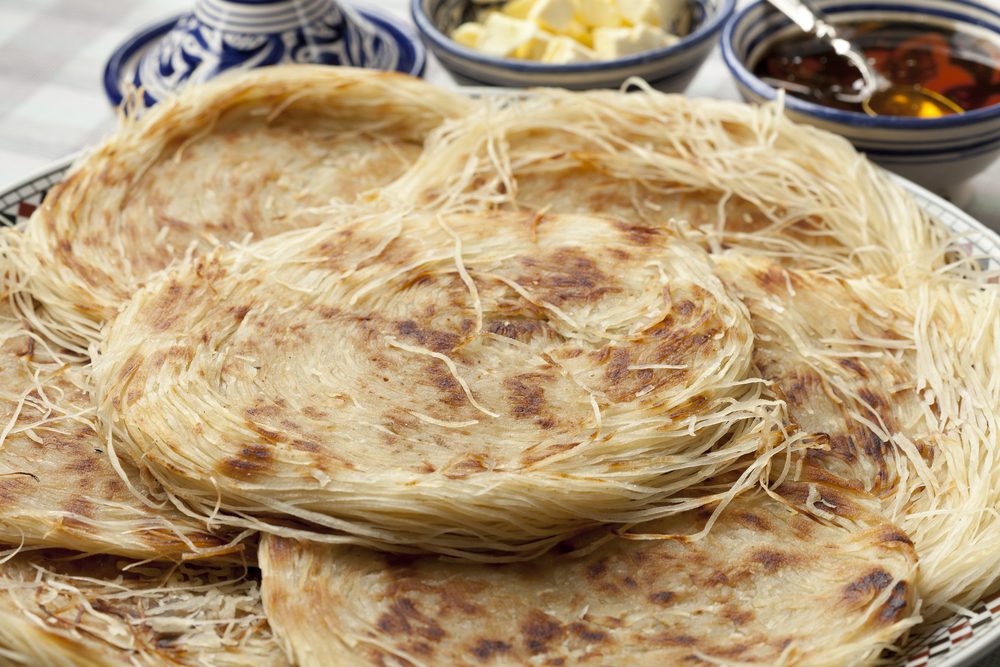 يقدم مع العسل والزبدة / Shutterstock