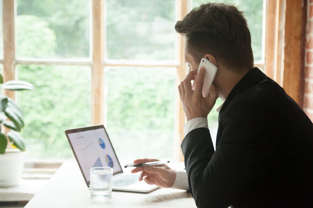 الاتصال الهاتفي قد يكون أحد الحلول لاكتشاف الامر /Shutterstock
