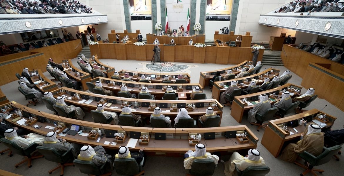 ولي العهد الكويتي يصدر قراراً بحل مجلس الأمة.. وصف ذلك بأنه “احترام” لإرادة الشعب، ودعا لانتخابات جديدة