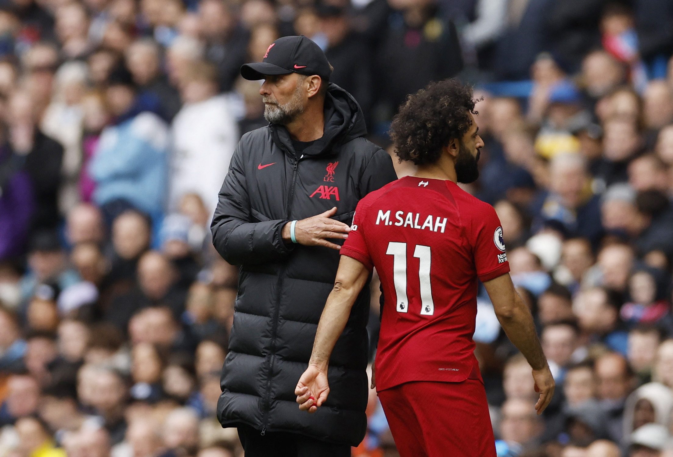 محمد صلاح يرفض شرب الماء بعد استبداله (رويترز)