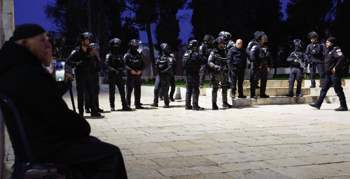 اقتحام قوات الاحتلال للمسجد الأقصى - رويترز