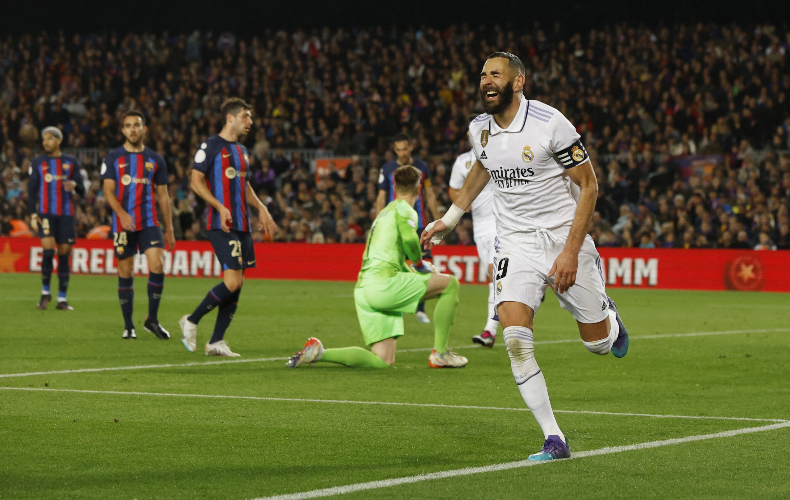 هاتريك بنزيمة يقود ريال مدريد لاكتساح برشلونة والتأهل لنهائي كأس إسبانيا (رويترز)