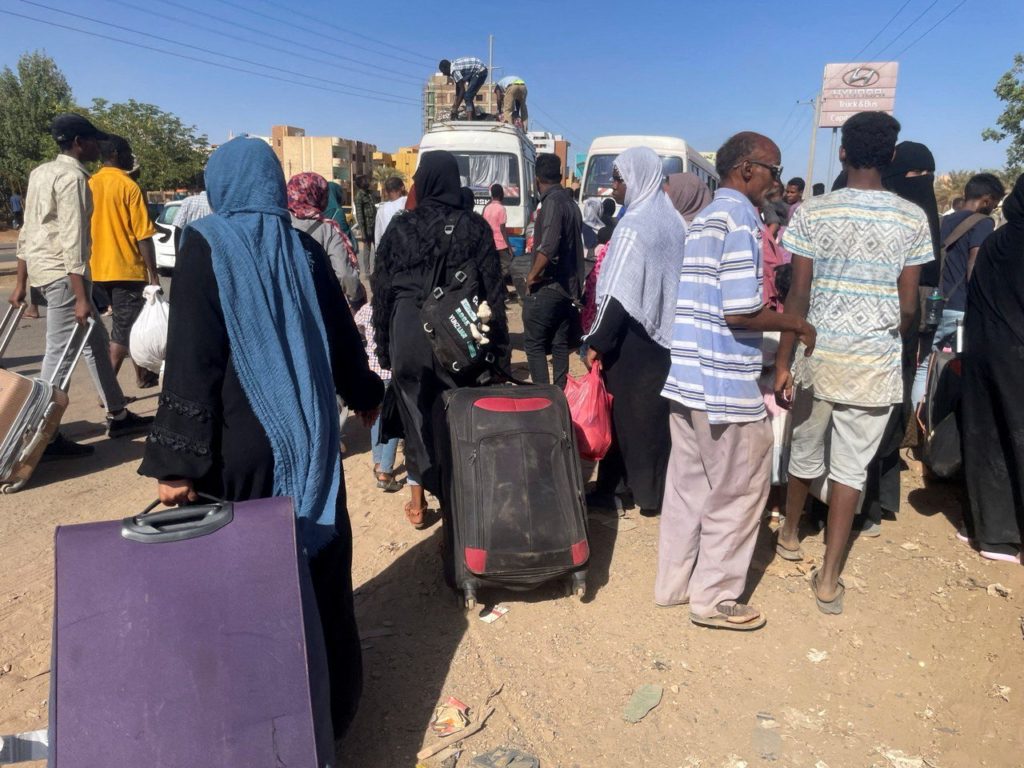 سكان بالعاصمة السودانية الخرطوم يفرون من القتال بالمدينة