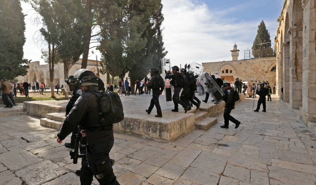 عناصر من شرطة الاحتلال تقتحم باحات المسجد الأقصى/ GettyImages