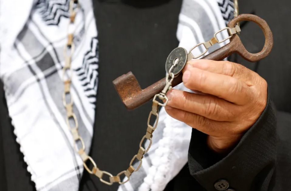 فلسطيني في رام الله يحمل مفتاحًا خلال تجمع حاشد لإحياء ذكرى النكبة/رويترز<br>