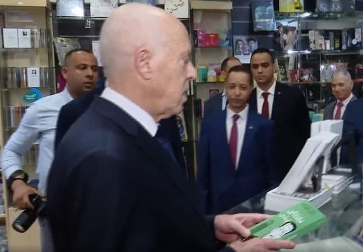 سعيد حمل كتاب 