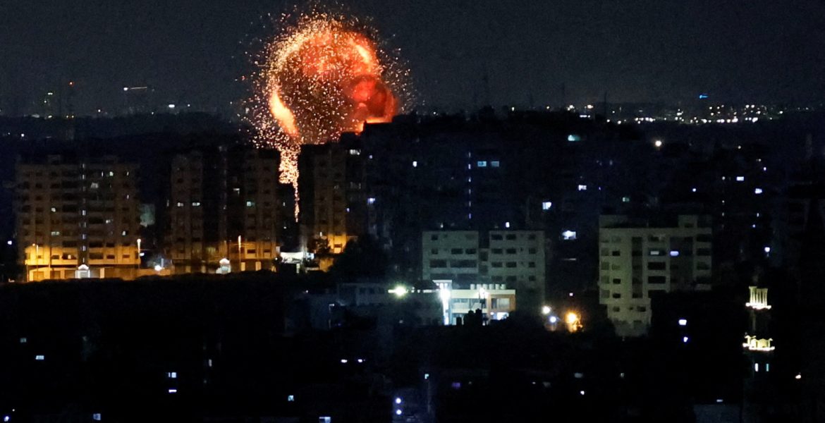 غارات إسرائيلية على قطاع غزة 2 مايو/أيار/ رويترز