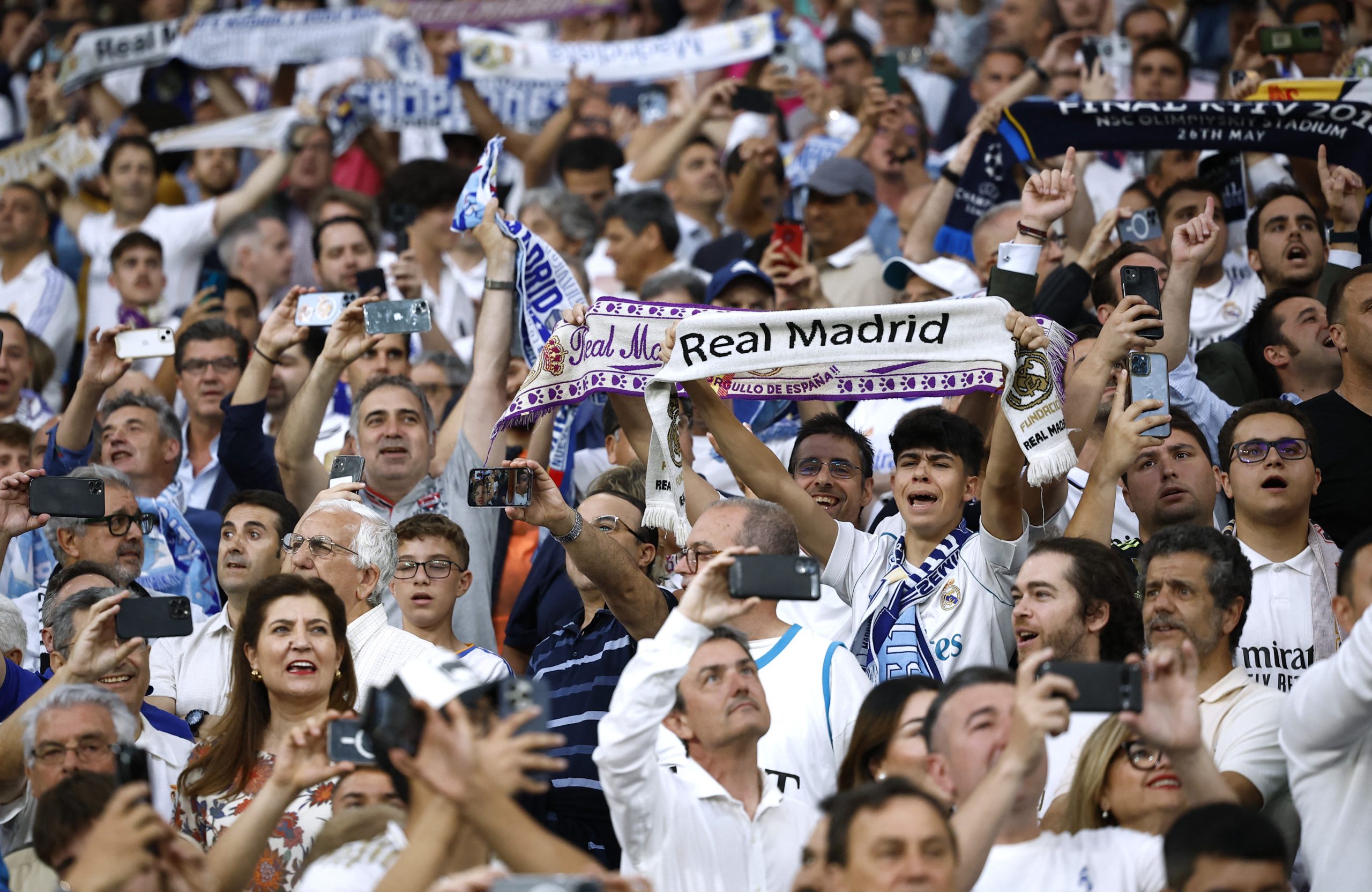 سبب طرد والد هالاند خلال مباراة ريال مدريد ومانشستر سيتي (رويترز)