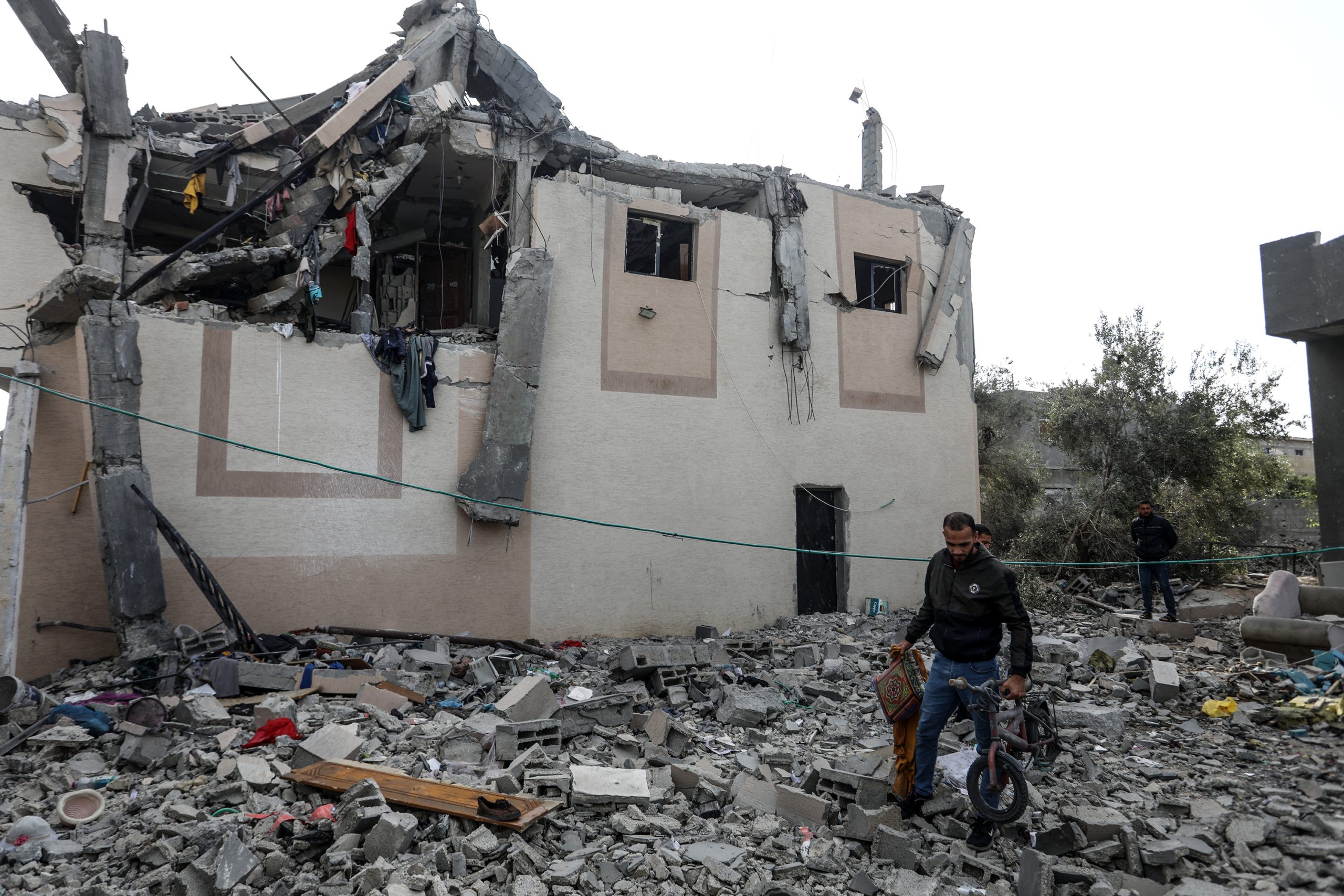 ارتفاع عدد المنازل التي دمرها قصف الاحتلال بغزة إلى 20.. و”سرايا القدس” تستهدف “مواقع حساسة” بصواريخ موجّهة