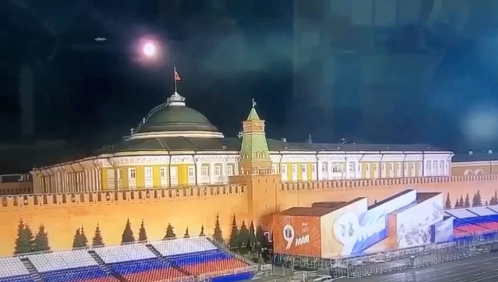 صورة ثابتة مأخوذة من مقطع فيديو تظهر جسماً طائراً يقترب من قبة مبنى مجلس الشيوخ في الكرملين أثناء الهجوم المزعوم/رويترز
