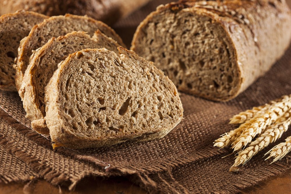 يجب الحصول على الخبز الغني بالألياف المصنوع من القمح الكامل بنسبة 100% - ShutterStock