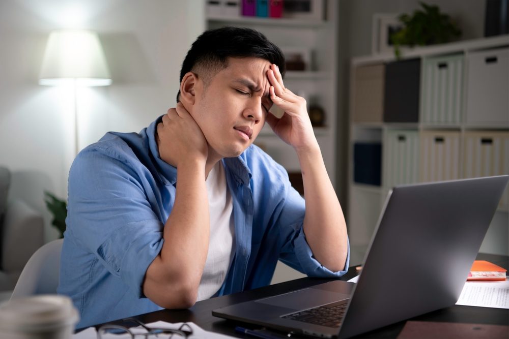 الإرهاق قد يتسبب في الإصابة بالوهن العضلي / shutterstock