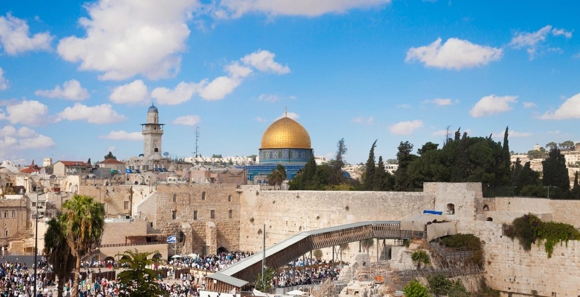 حائط البراق ومسجد قبة الصخرة بالمسجد الأقصى / iStock