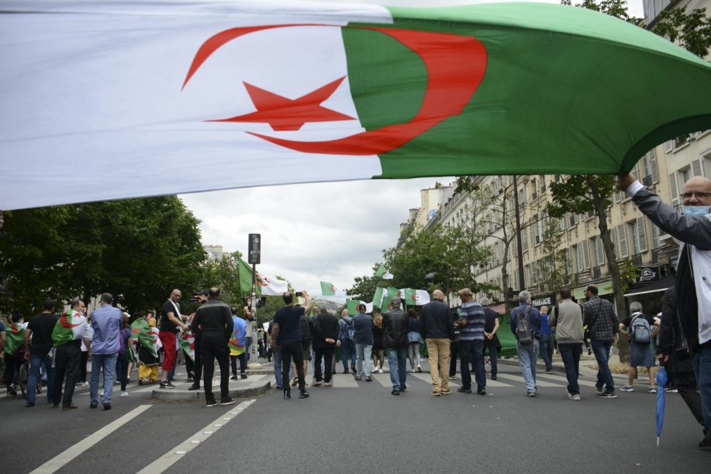 مسيرة لجزائريين في باريس لإحياء ذكرى استقلال الجزائر عن الاستعمار الفرنسي، يونيو 2020 (رويترز )