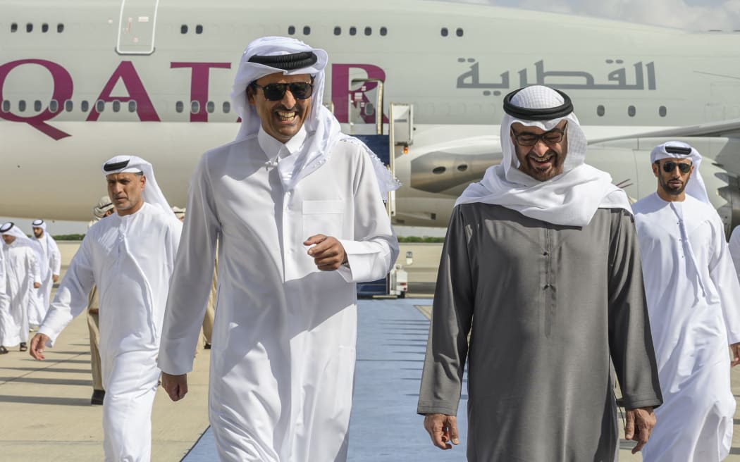 قطر والإمارات تستأنفان التمثيل الدبلوماسي بعد سنوات من القطيعة.. قررتا إعادة فتح  سفارتَيهما