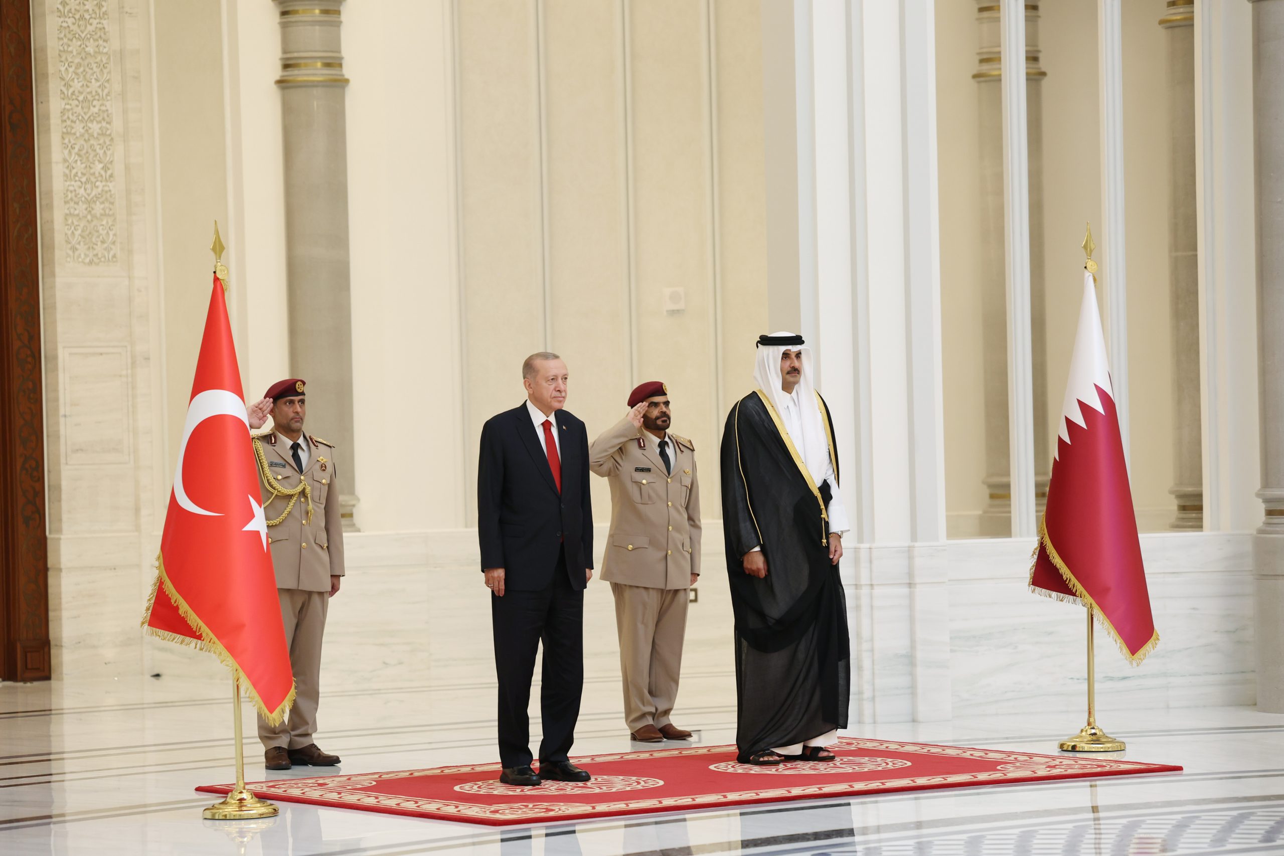 أمير قطر يستقبل أردوغان في الدوحة بمراسم رسمية.. عقدا لقاء ثنائياً شهد احتفاء بالعلاقات الثنائية