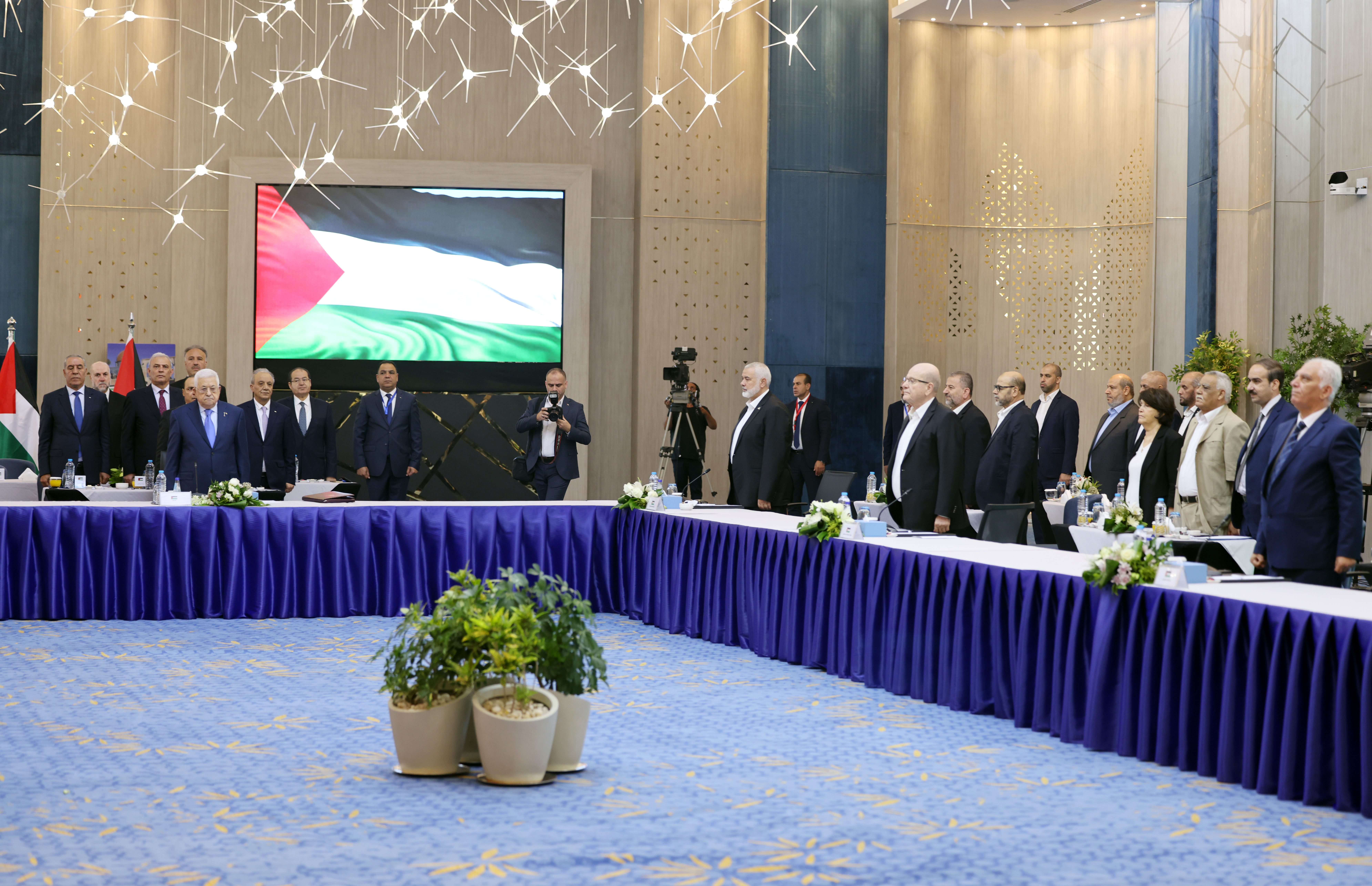 اختتام اجتماع الفصائل الفلسطينية بالقاهرة.. عباس يدعو لاستمرار الحوار وهنية يطالب بوقف الاعتقالات بالضفة