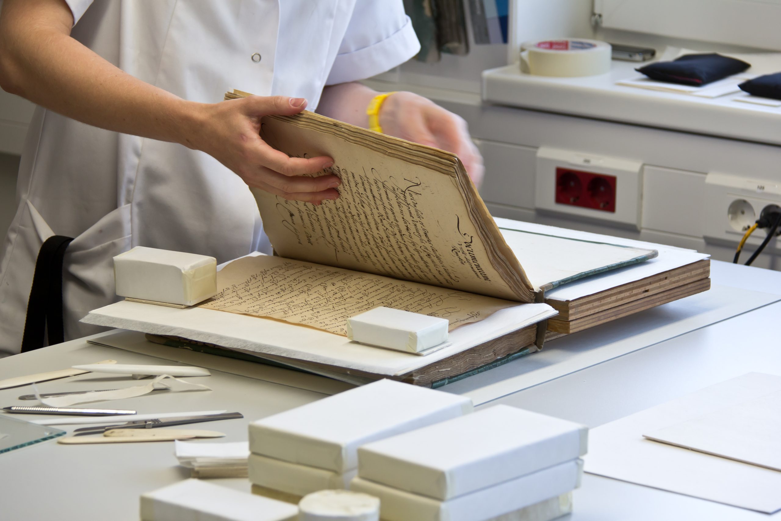 حفظ وترميم الكتب والمخطوطات