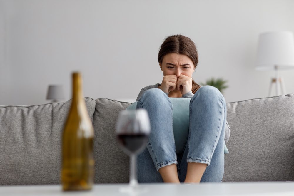 الإدمان على الكحول بسبب الوحدة| shutterstock