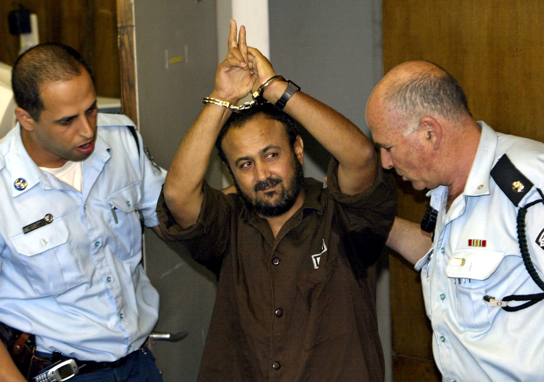 أسير الإسرائيليين أم صديق الأمريكيين.. من يصبح رئيس فلسطين القادم حسين الشيخ أم مروان البرغوثي؟