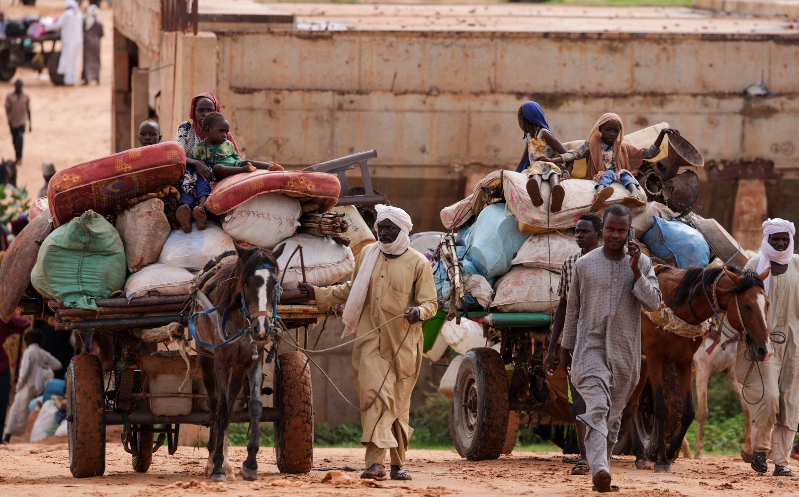 سودانيون أُجبروا على الهروب من منازلهم بسبب الحرب - رويترز