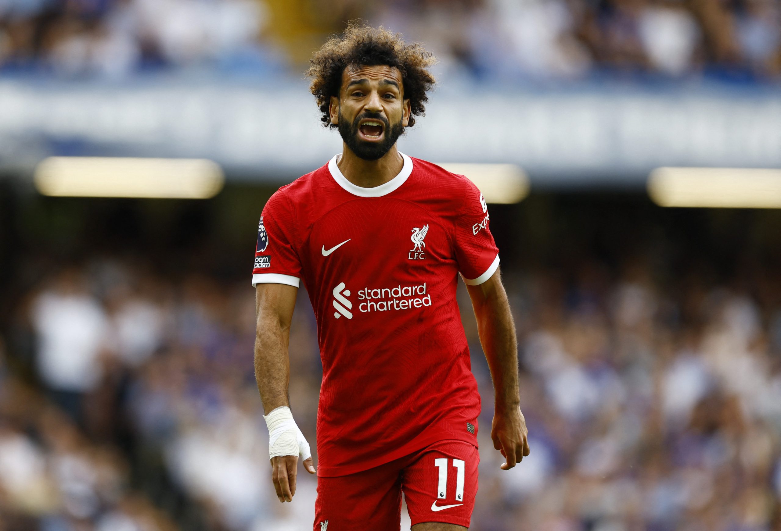 قميص محمد صلاح يثير التكهنات بانتقاله إلى الدوري السعودي (رويترز)