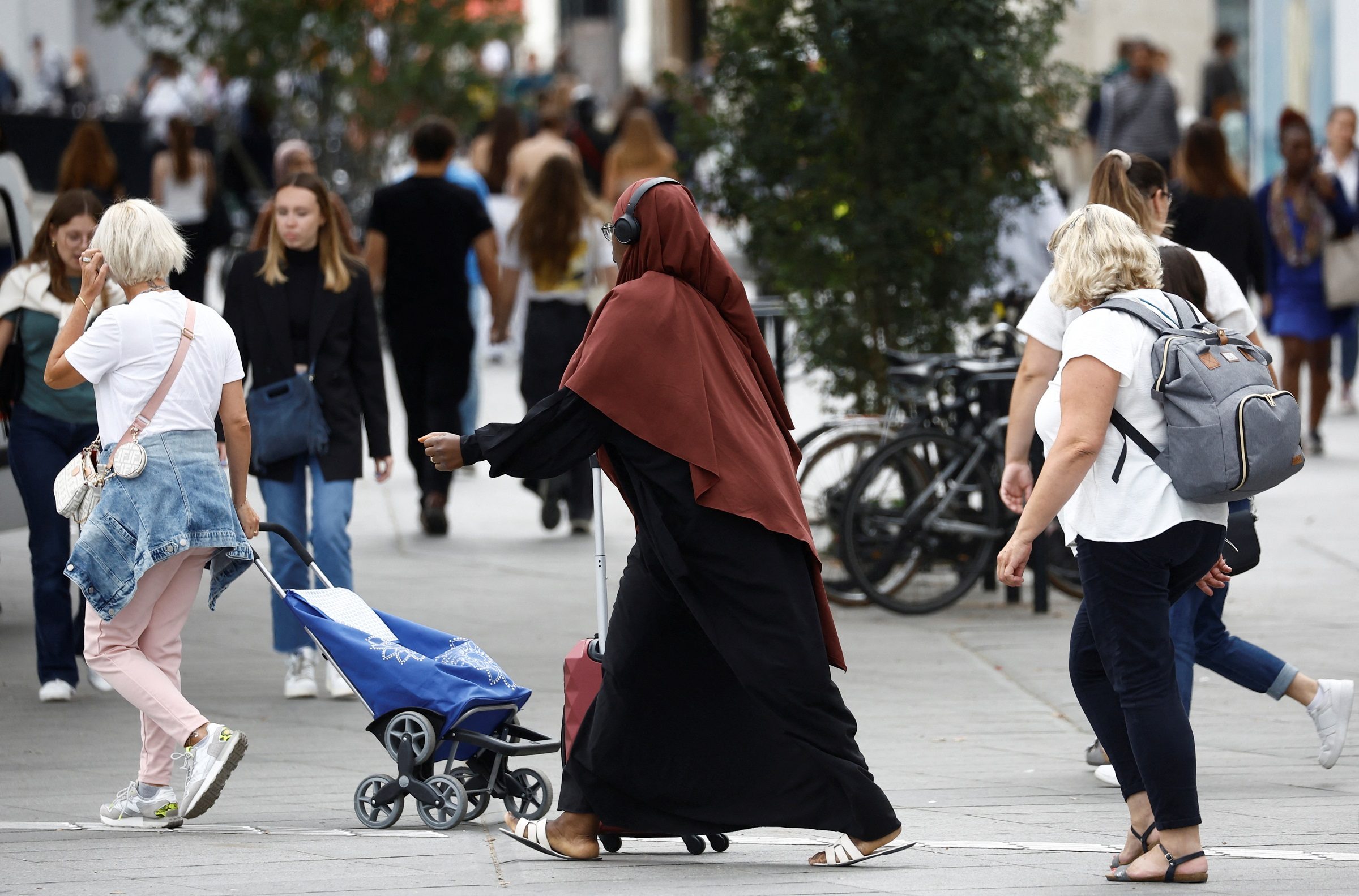 وزير الداخلية الفرنسي شن حملة على الحجاب/ رويترز