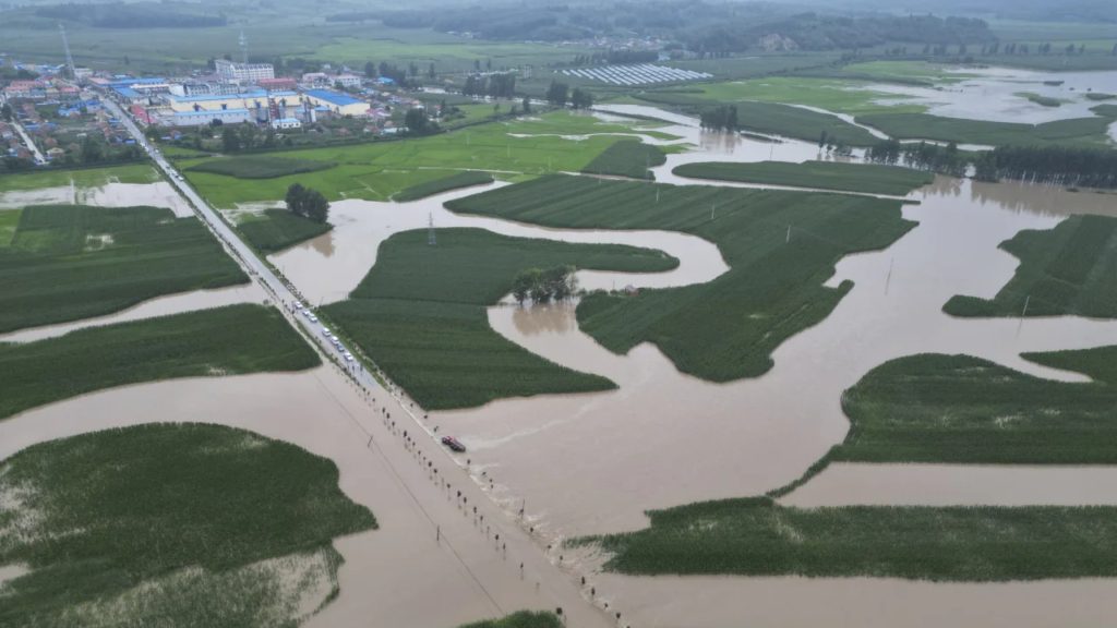غمرت مياه الفيضانات الحقول والطرق في مدينة شولان بمقاطعة جيلين شمال شرقي الصين يوم 4 أغسطس. / رويترز