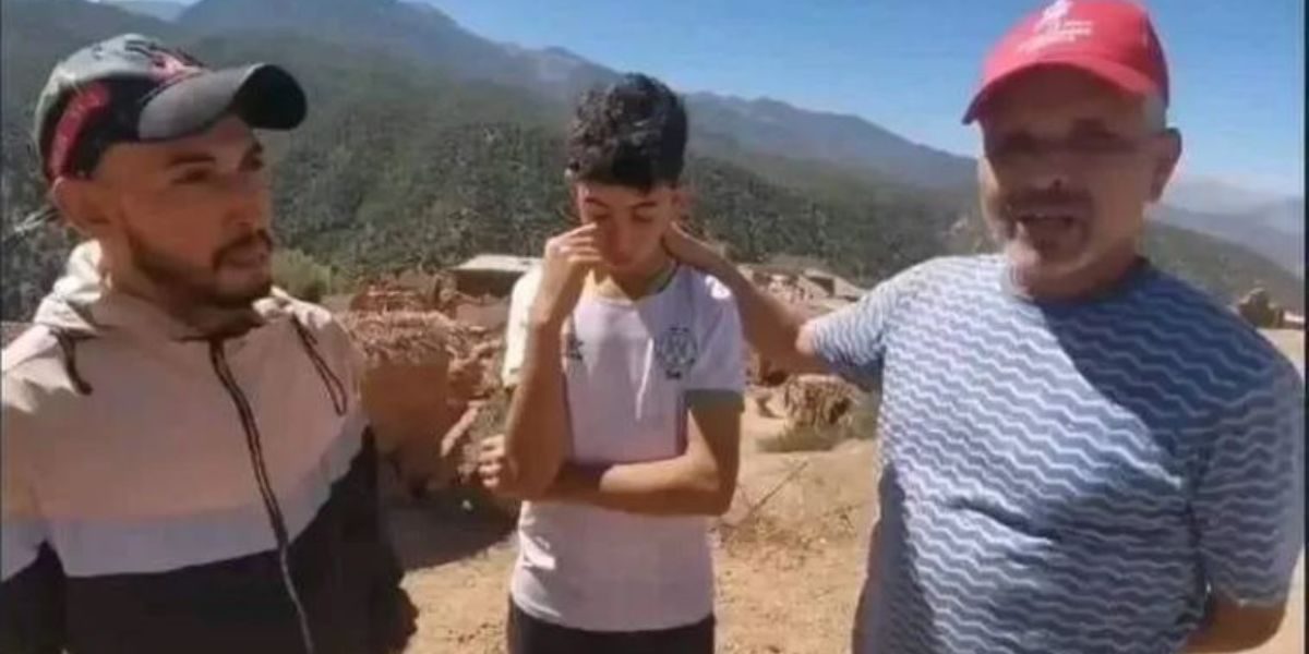 ظهر بقميص الفريق وهو يروي مأساته.. نادي الرجاء يتكفل بطفل مغربي فقد والديه جراء زلزال الحوز (فيديو)