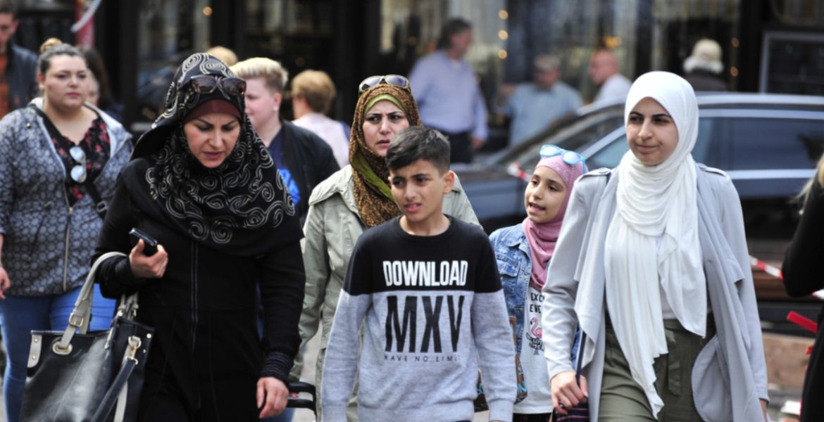 كيف انعكس مفهوم الأسرة في الغرب على الجاليات العربية والشرقية؟ Shutterstock_1108427594-1-1170x600