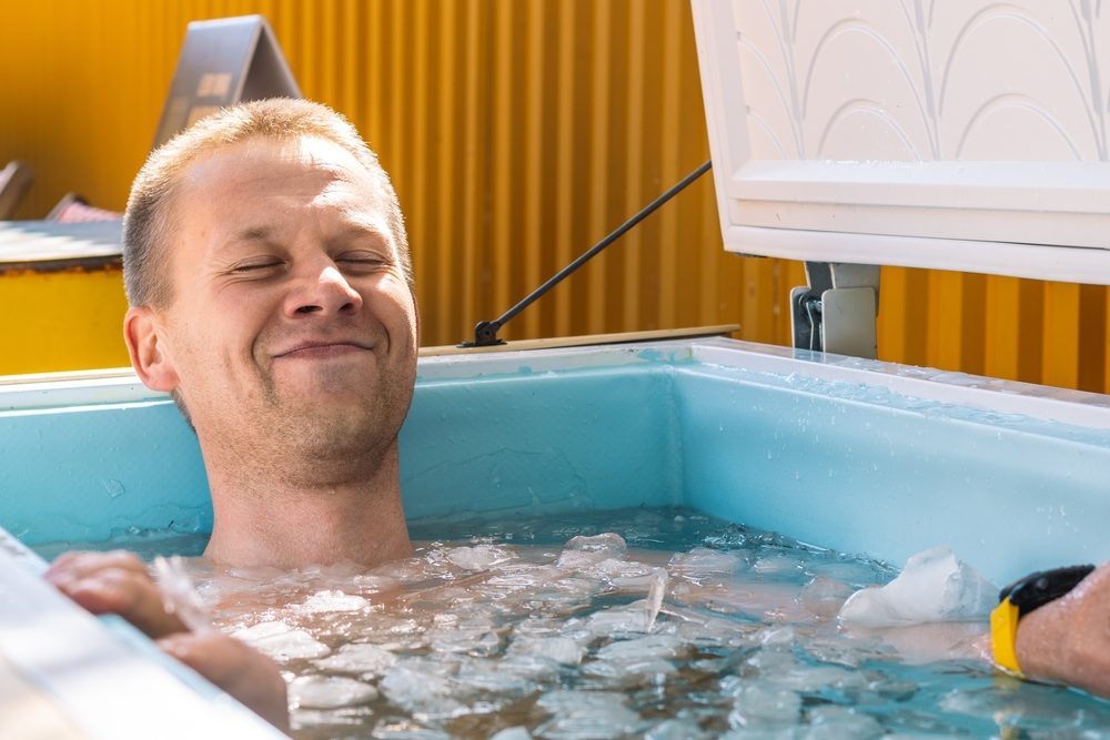 يستخدم اللاعبون حمامات الثلج بعد تمرينٍ قوي/ Shutterstock