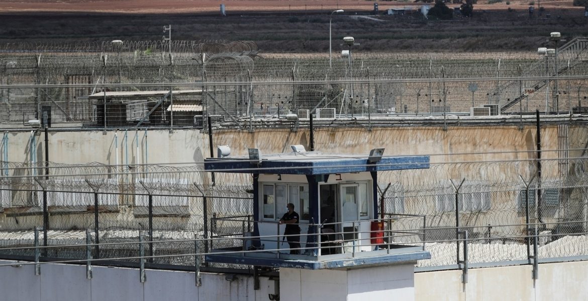 “وحدات القمع” الإسرائيلية تقتحم سجن “ريمون” وتنقل بعض الأسرى.. ومستوطنون يقتحمون الأقصى