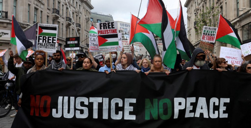 نائب بريطاني غزة قطر احتجاجات داعمة لفلسطين في لندن العلم الفلسطيني