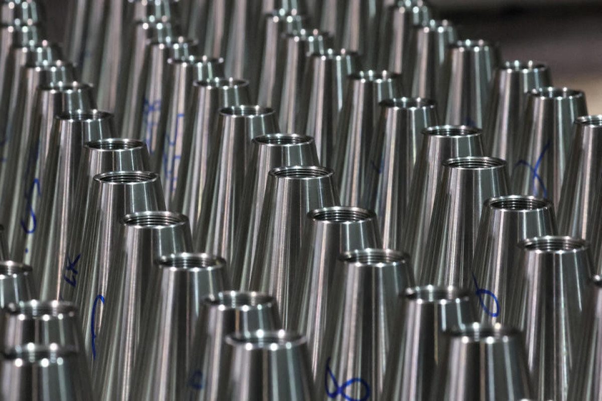 قذائف مدفعية عيار 155 ملم أثناء عملية التصنيع في مصنع ذخيرة ببنسلفانيا/رويترز