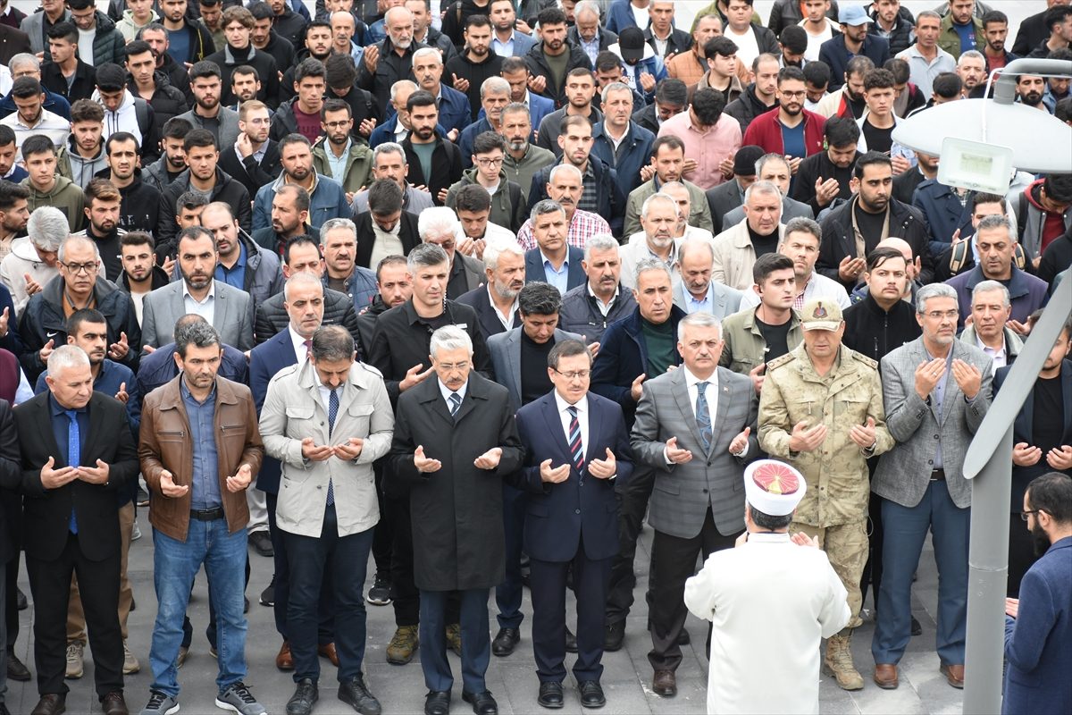 منكوبو الزلازل بتركيا يؤدون صلاة الغائب على الضحايا الفلسطينيين/الأناضول<br>
