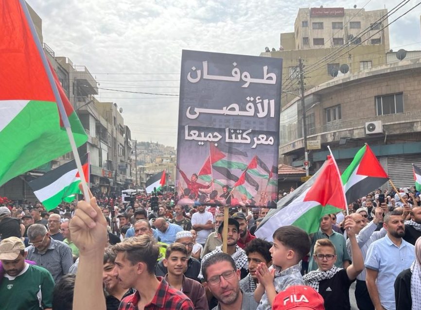 آلاف الأردنيين في مظاهرة حاشدة يطالبون بإلغاء اتفاقية التطبيع مع الاحتلال.. هتفوا لغزة والمقاومة