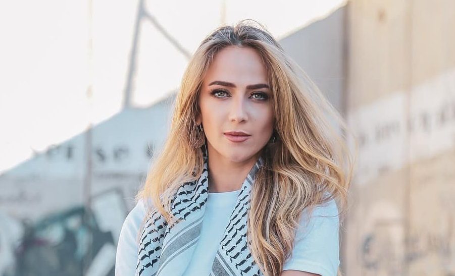 اعتقال المغنية دلال أبو آمنة