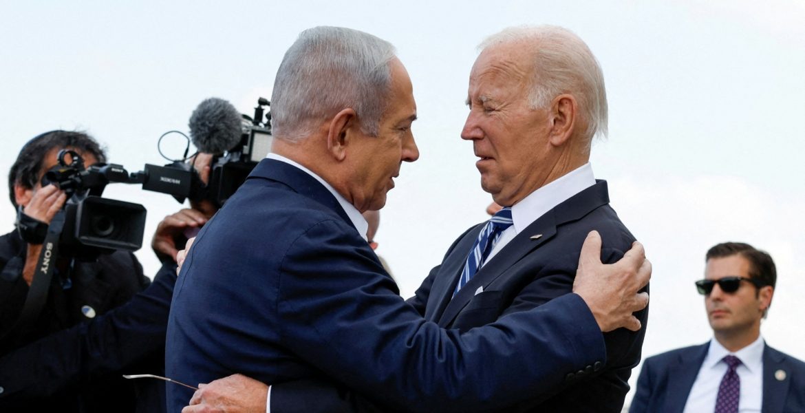 الرئيس الأمريكي جو بايدن مع رئيس الوزراء الإسرائيلي بنيامين نتنياهو خلال زيارته الأخيرة لإسرائيل/رويترز