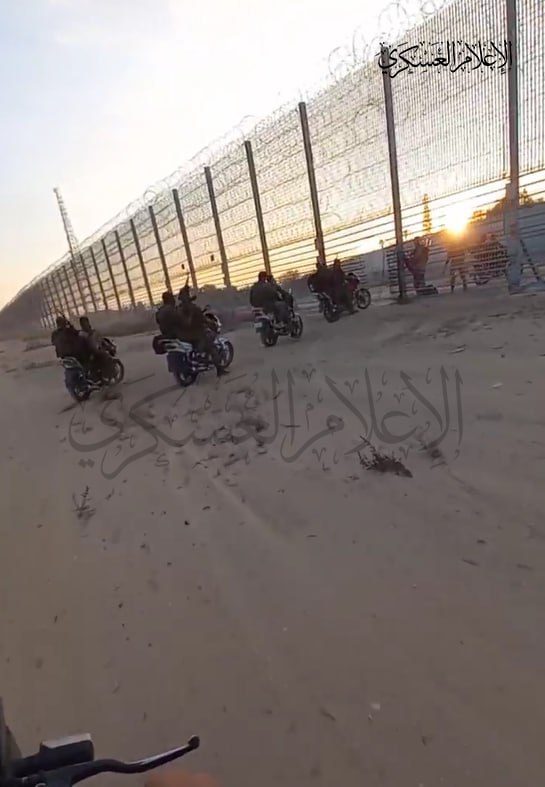 مقاتلون من القسام يعبرون السياج الحدودي بدراجاتهم خلال عملية 