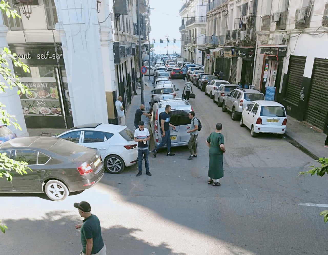 بيع وشراء العملة داخل سوق السكوار وسط العاصمة الجزائر (خاص عربي بوست)